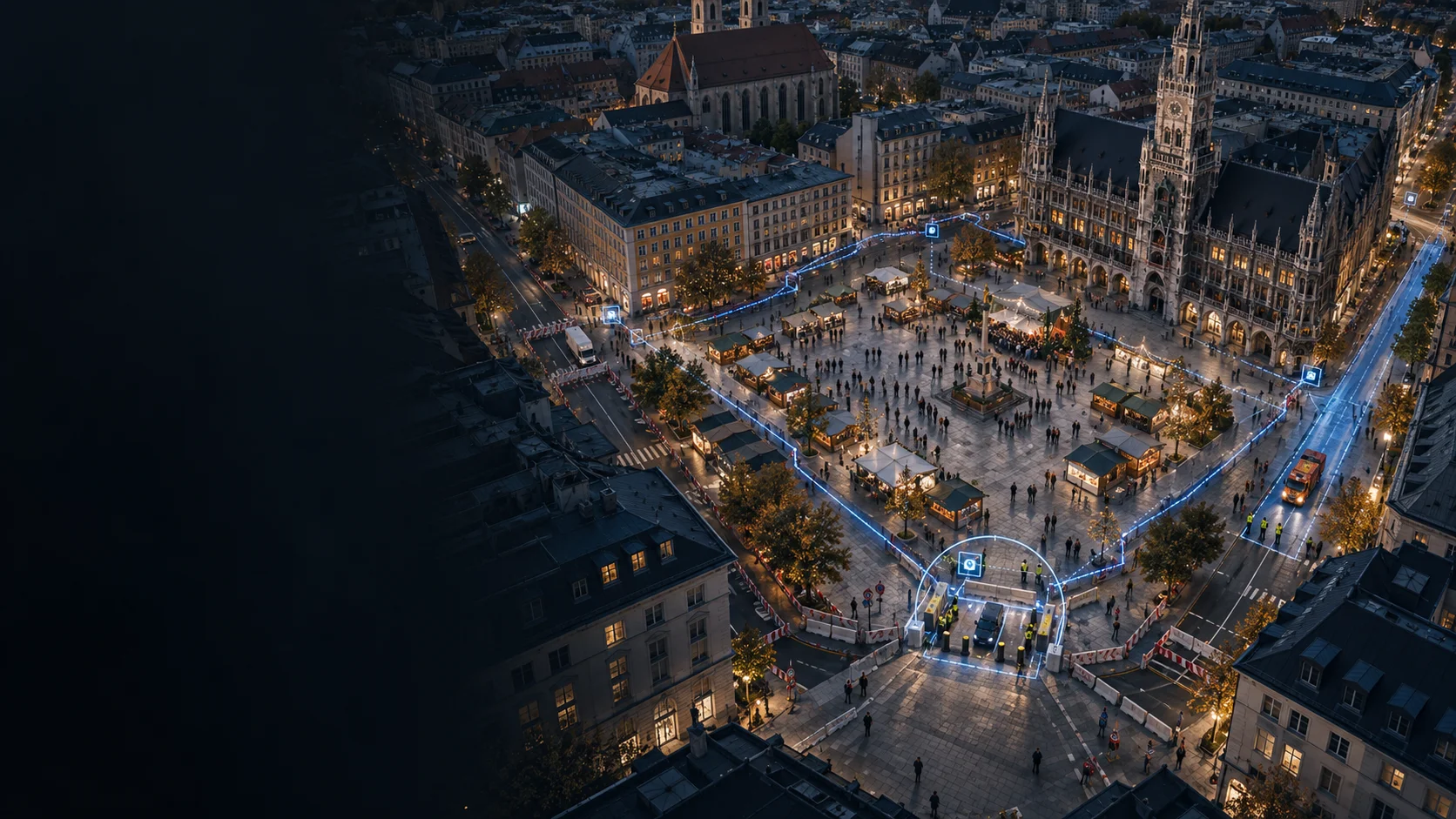 Veranstaltungssicherheit 1 Nächtliche Luftansicht eines Innenstadtplatzes mit Marktständen, markierten Sperrstellen, einer kontrollierten Zufahrt und einem freigehaltenen Einsatzweg